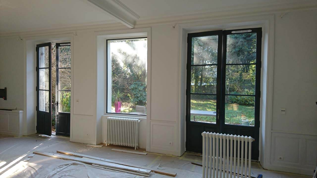 Les menuiseries noires en bois : une tendance moderne et chic