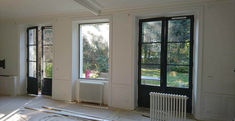 Les menuiseries noires en bois : une tendance moderne et chic