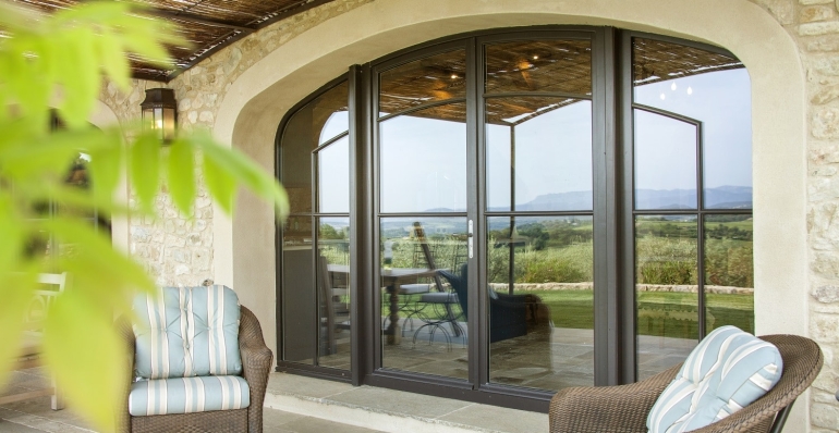 Design biophilique : comment les menuiseries bois-vitrées reconnectent à la nature ?