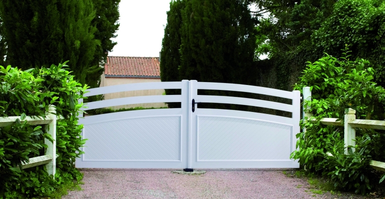 Portail PVC vs Aluminium : Quel Matériau Choisir pour Votre Sécurité et Votre Budget ?