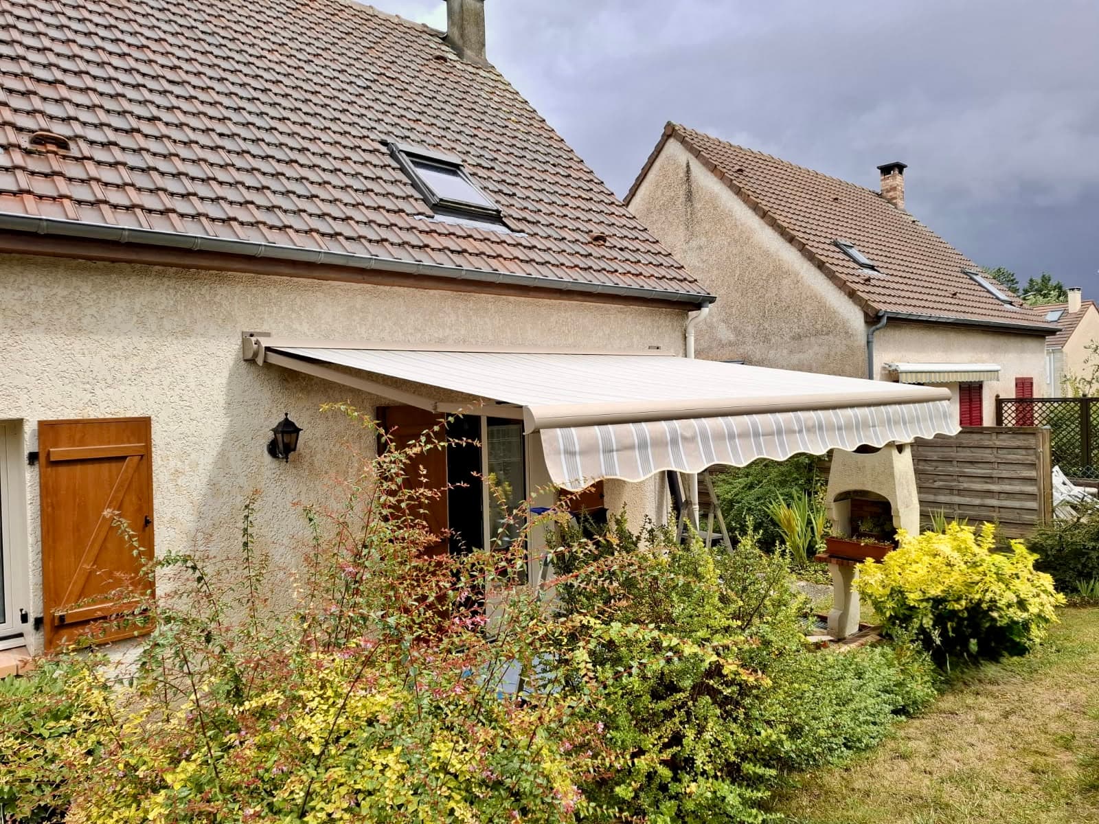 Pose d'un store banne dans la ville de MAURECOURT