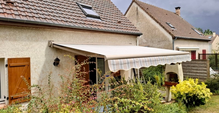 Pose d'un store banne dans la ville de MAURECOURT