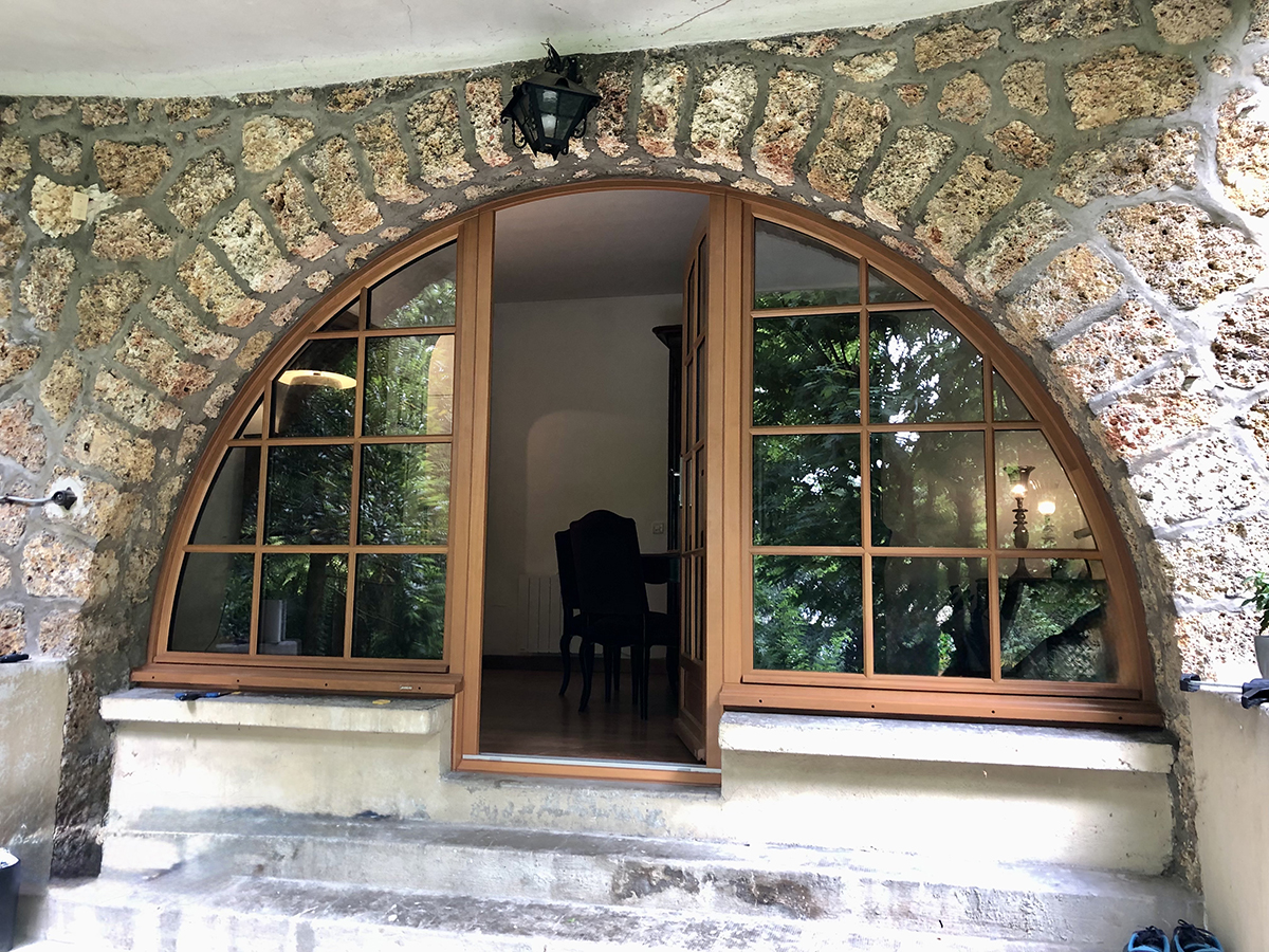 Restauration d’une fenêtre cintrée en bois à Saint-Germain-en-Laye