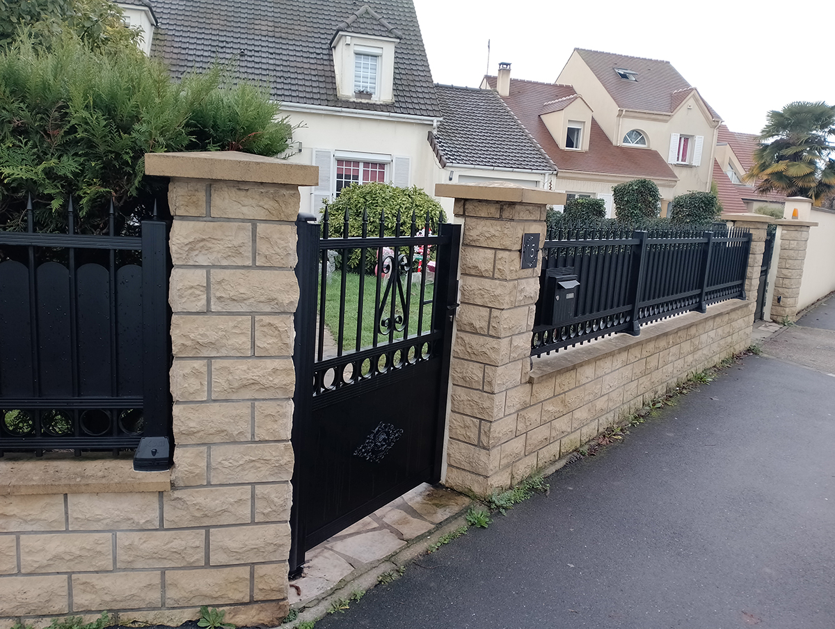 Pose de portail, portillon et clôture aluminium à Maurecourt : modèle Symphonie noir sablé