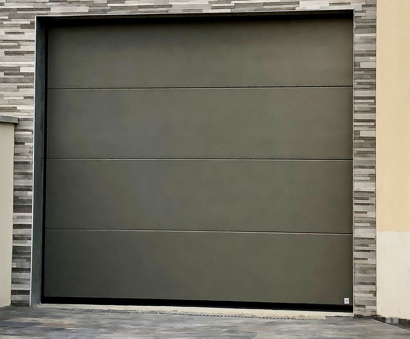 Triel-sur-Seine : Installation d'une Porte de Garage CARSEC PRO en RAL 7039